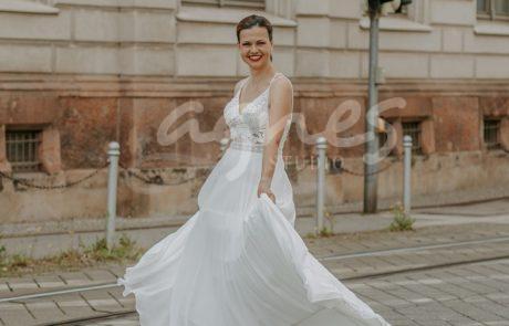 studioagnes_svatebni-saty-krajkove-spagetova-raminka-vystrih-v-tylova-splyvava-sukne-svatba-v-kostele-prirode-LONDYN